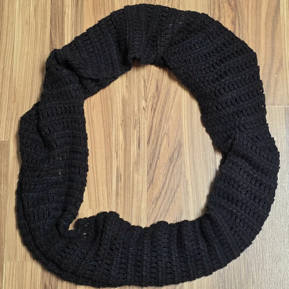 Victoria's Secret Crochet Infinity Scarf Women's One Size Acrylic Warm‎ Cozy